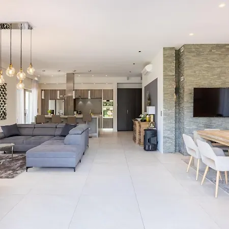De Luxe Lord Brougham Villa