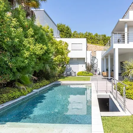 De Luxe Lord Brougham Villa